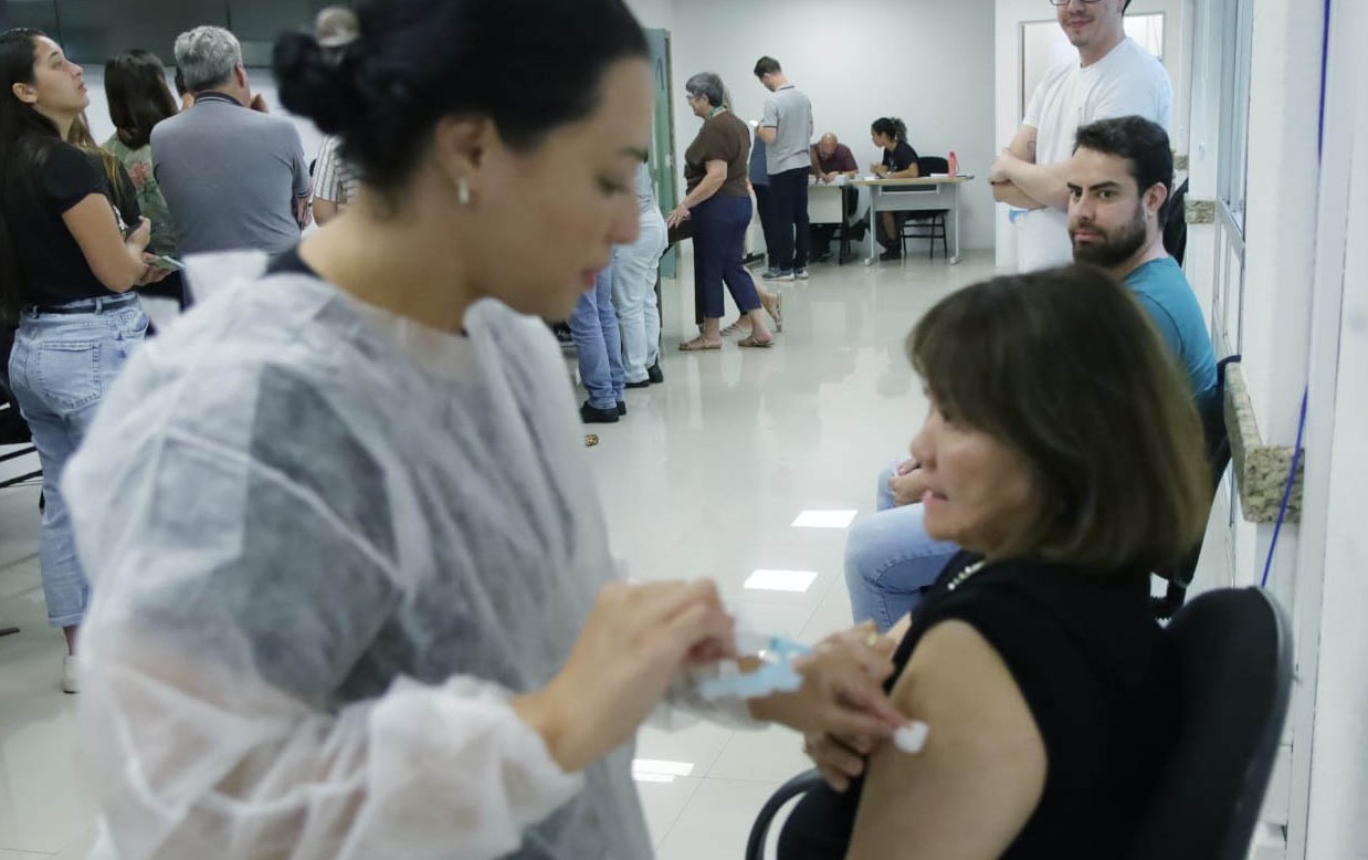 Com aumento da vacinação no Paraná, casos e internações por síndromes gripais diminuem
