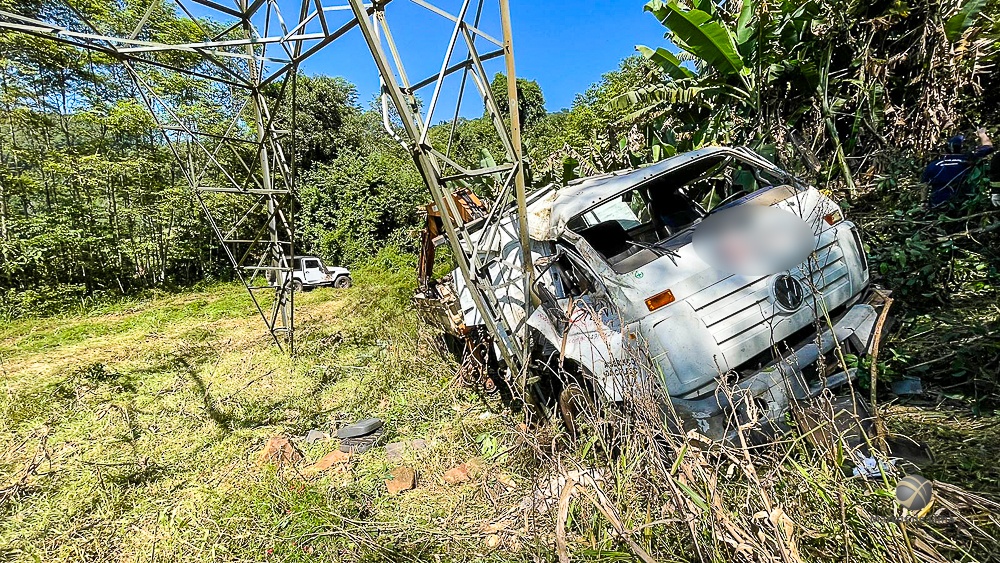 Caminhão capota em ribanceira no interior, deixando seis feridos