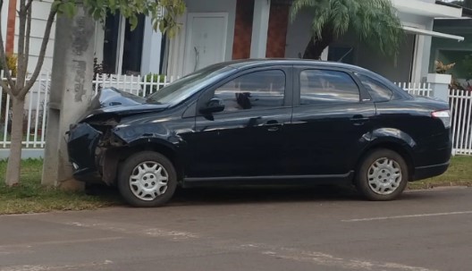 Motorista colide veículo em poste