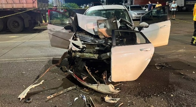 Colisão entre carro e caminhão deixa homem de 35 anos gravemente ferido na SC-155