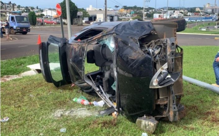 Mãe e filho ficam feridos em saída de pista seguida de colisão em poste na BR-282