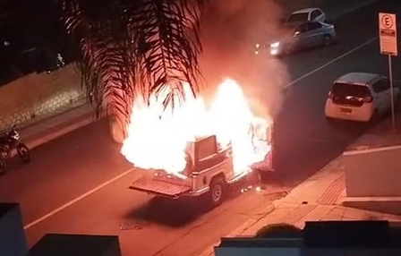 Veículo é destruído por incêndio no Centro de Concórdia
