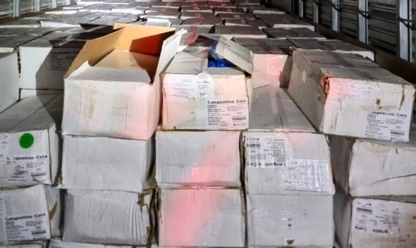 PRF apreende cinco toneladas de camarão argentino e prende três homens em Pinhalzinho