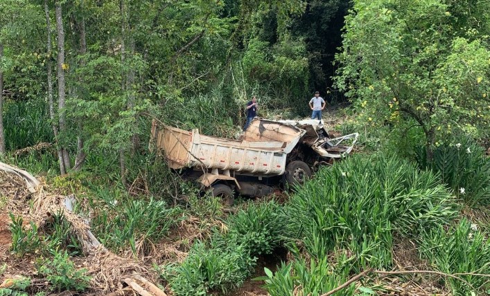 Motorista de caminhão caçamba sofre ferimentos graves em acidente