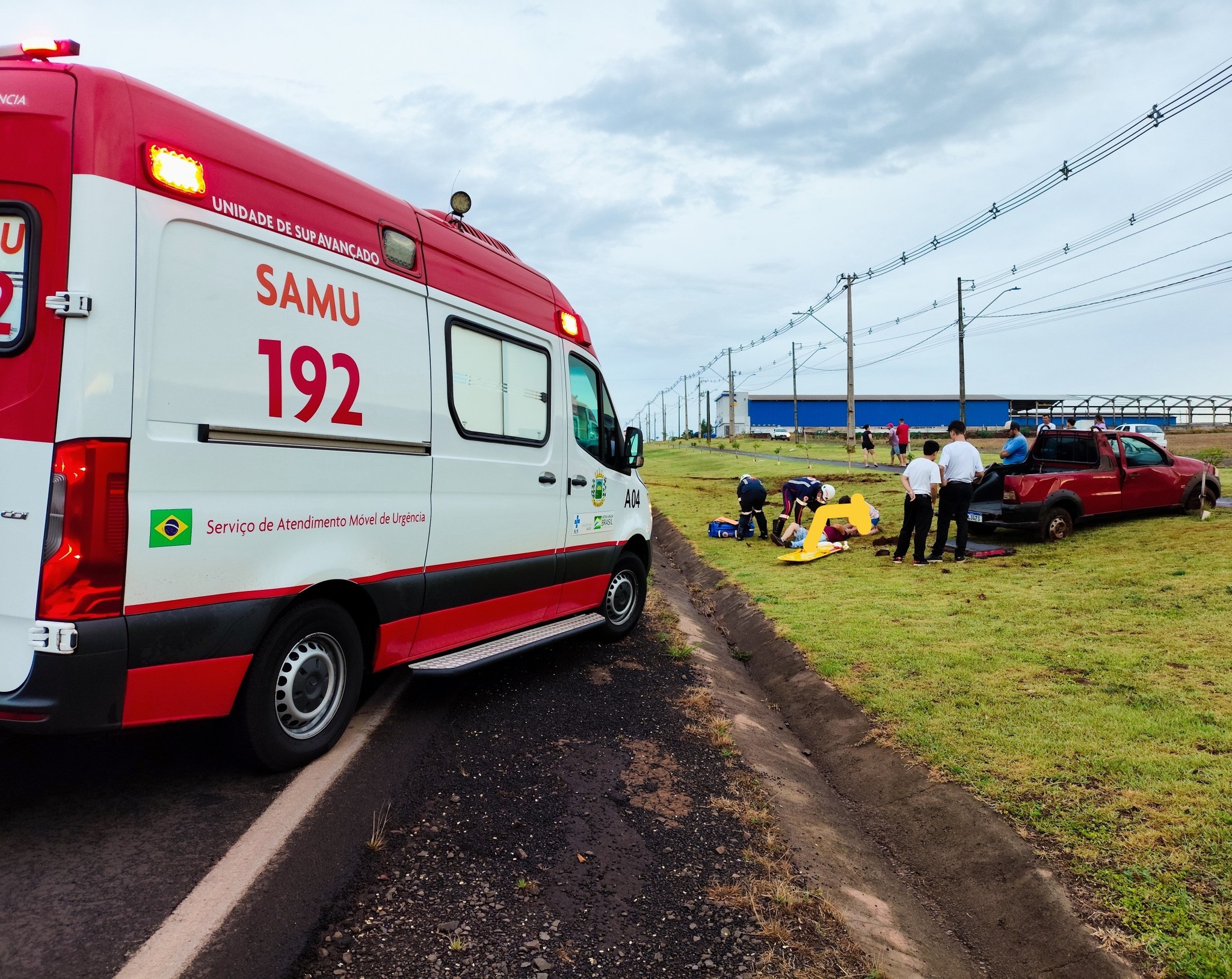 Mulher sofre ferimentos graves ao ser ejetada de camionete durante capotamento na PR-281