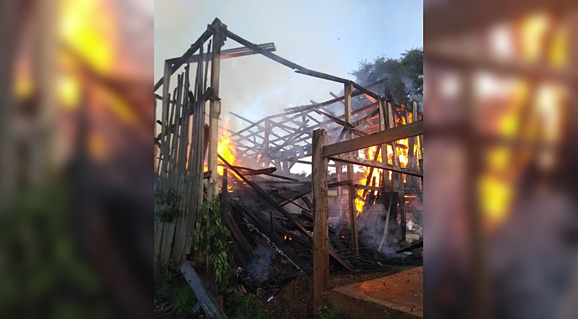 Galpão fica destruído após incêndio registrado na Linha Derrubada Alta