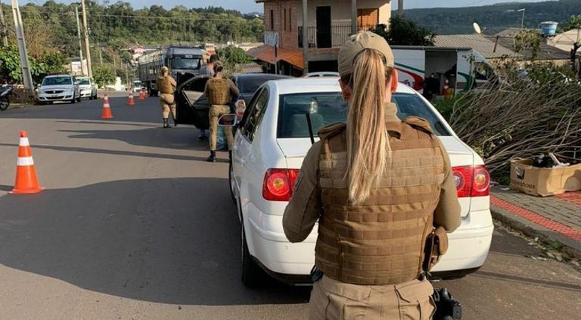 Motorista embriagado é detido após bater carro em poste