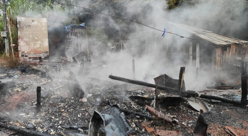 Casa é destruída por incêndio e família perde tudo no Oeste Catarinense