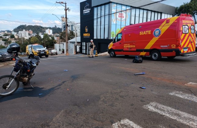 Homem sofre ferimentos graves em colisão entre camionete e moto