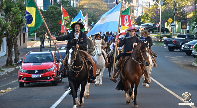 Mais de 50 cavalarianos participam da 2ª Cavalgada Internacional da Cultura Gaúcha