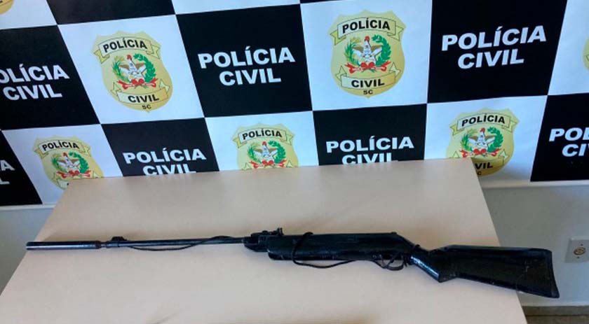 Pai é preso após polícia encontrar munições em mochila de criança de 5 anos