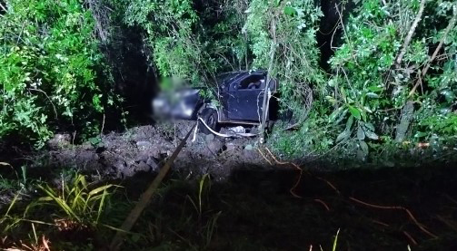 Motorista é resgatado após saída de pista e queda em ribanceira na BR-158