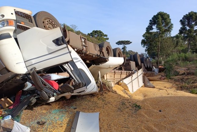 Motorista morre após caminhão capotar na PRC-280