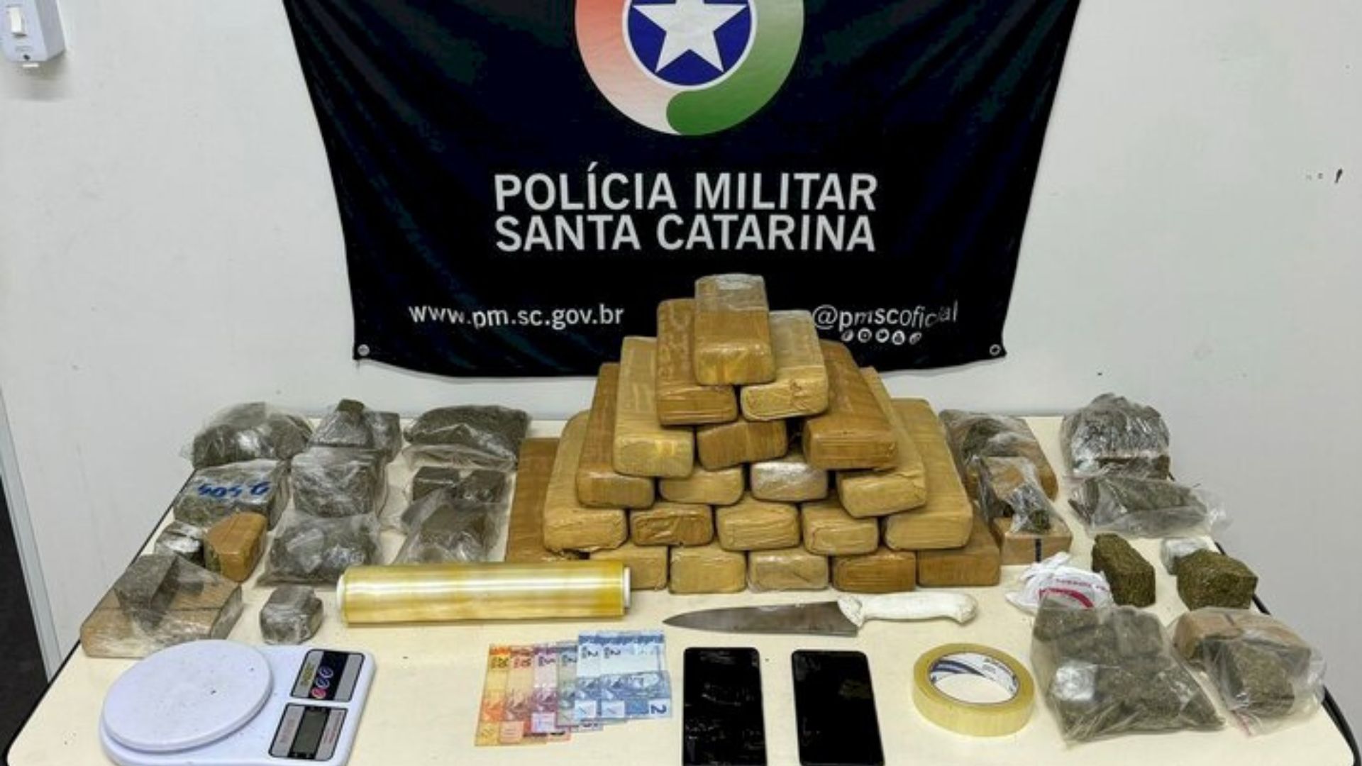 Nove pessoas são presas e quase 30 kg de drogas apreendidos em SC