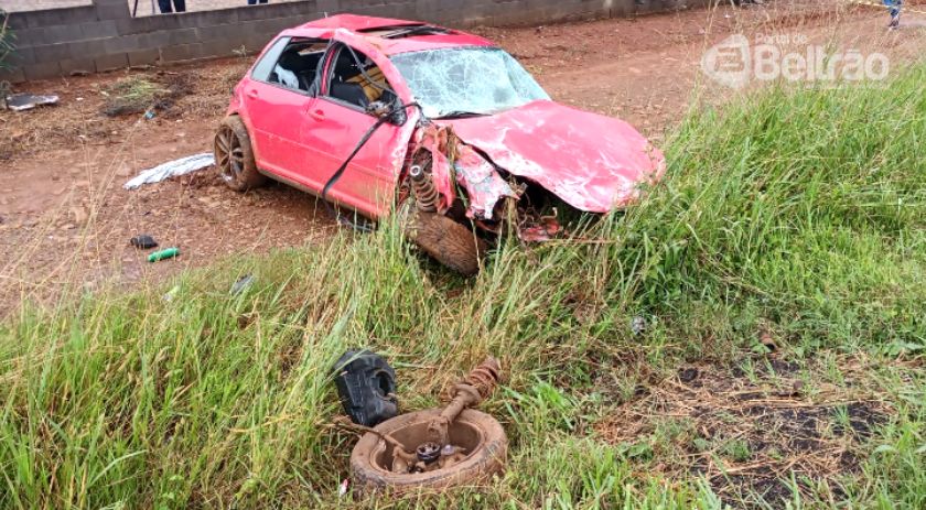 Homem morre ao ser ejetado de carro durante capotamento