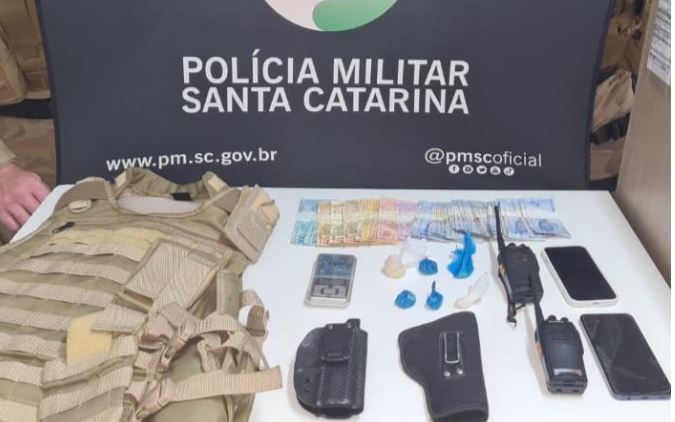 Jovem é preso e adolescente apreendido por tráfico de drogas