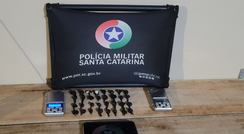 Adolescente é apreendido com 32 buchas de cocaína