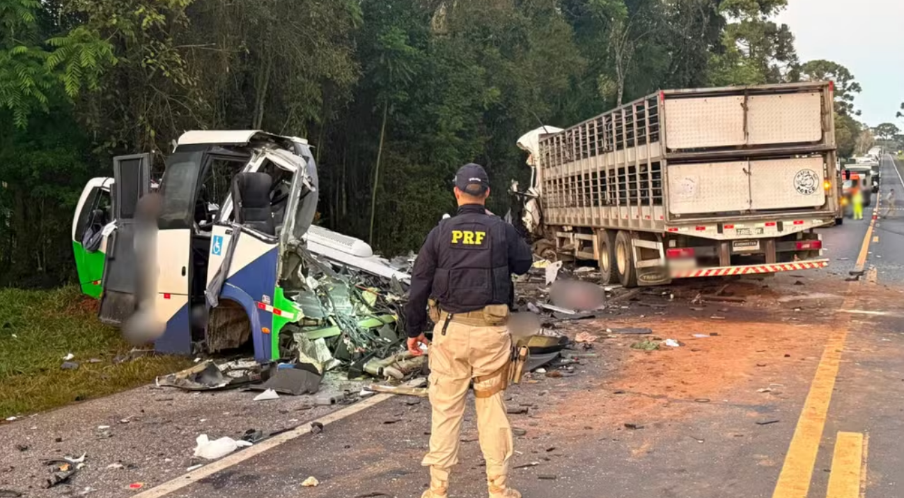 Acidente entre micro-ônibus e carreta deixa 22 mortos e cinco feridos