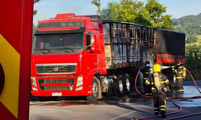 Bombeiros combatem incêndio em caminhão na BR-282