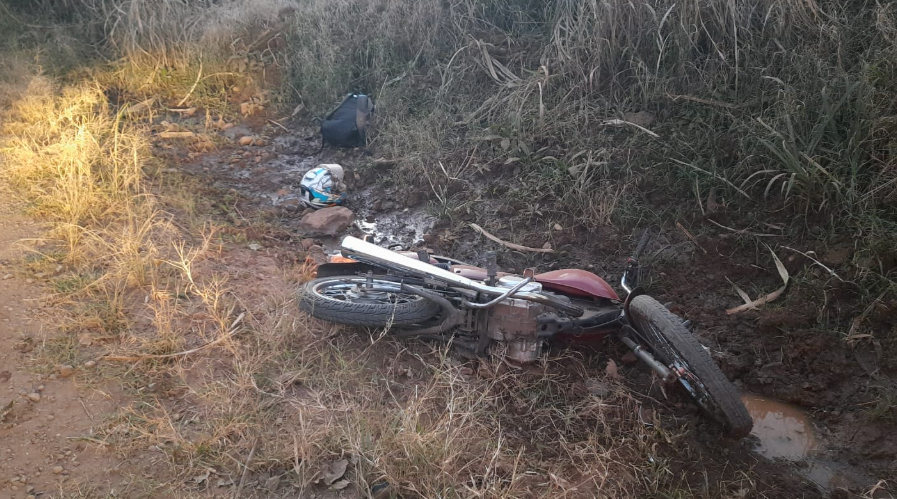 Adolescente sem habilitação se fere após fugir da polícia e sofrer queda de motocicleta