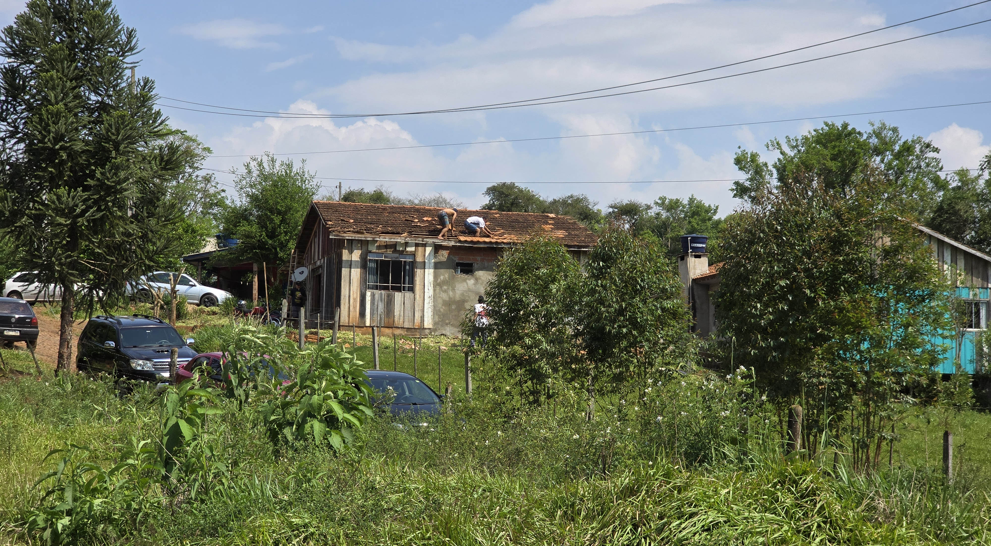 Fortes ventos causam destruição e deixam moradores em meio aos prejuízos