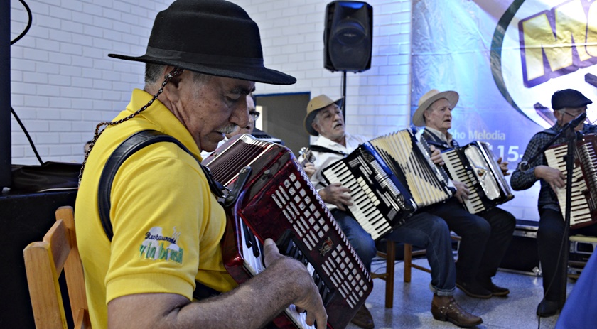 Tradicional festa do dia dos pais reúne dezenas de idosos no Salão Comunitário
