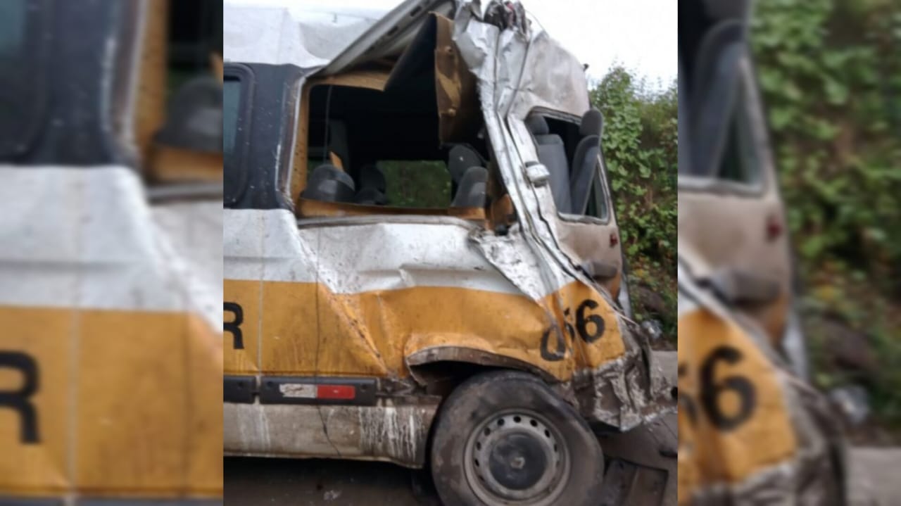 Colisão entre carreta e van escolar deixa motorista e aluno feridos