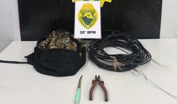 Homem é preso por furtar fios de semáforo