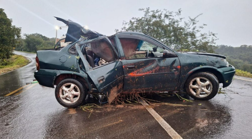 Carro sai da pista, desce barranco e deixa três feridos em rodovia do Oeste Catarinense