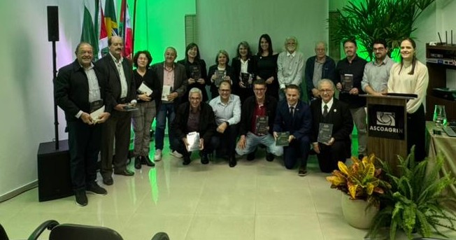 Livro 50 anos da Ascoagrin é oficialmente lançado em solenidade festiva