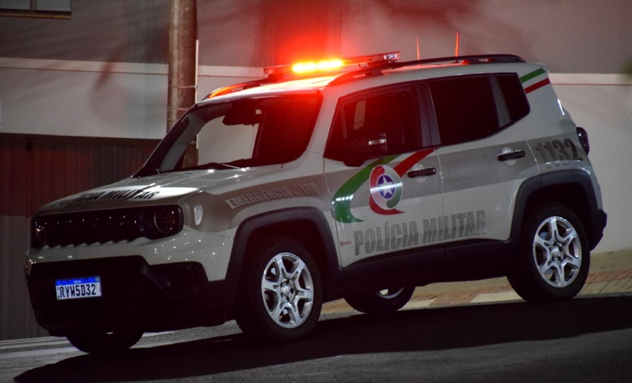 Ex-companheiro invade casa, tenta golpear mulher com faca e a agride com socos