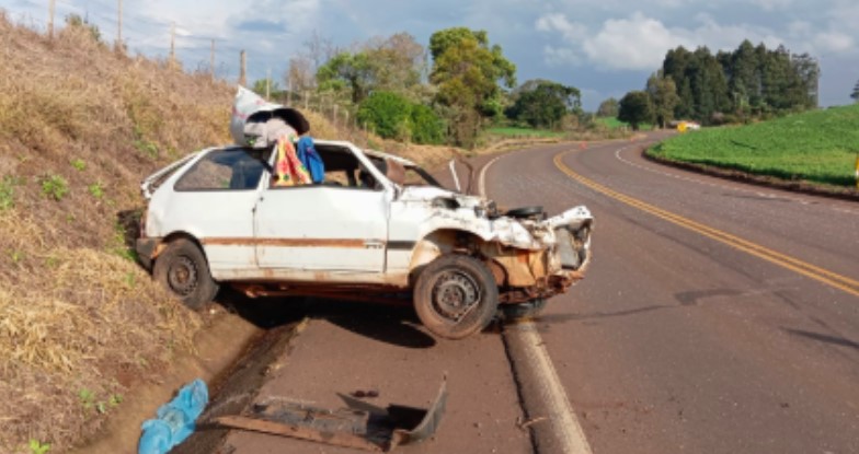 Motorista morre ao ser jogado para fora de carro em capotamento no Oeste