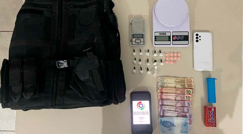Colete balístico e drogas são encontrados em residência