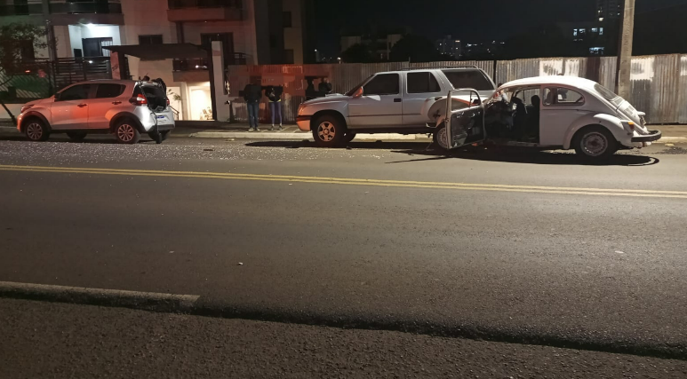 Homem fica ferido após Fusca colidir contra veículo estacionado