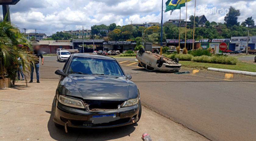 Capotamento deixa homem ferido no trevo do Alvorada