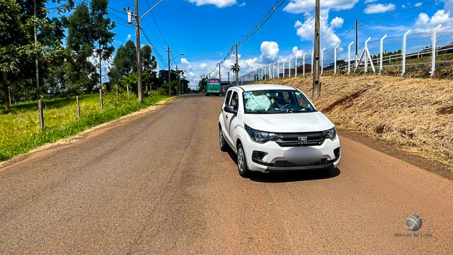 Colisão entre carro e ônibus deixa idoso levemente ferido no interior