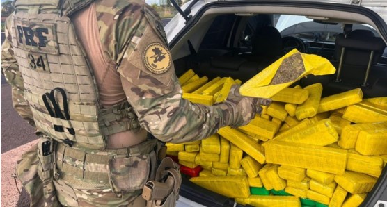 PRF apreende carro em alta velocidade com meia tonelada de maconha