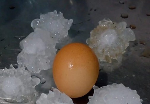Moradores registram pedras de granizo do tamanho de ovos durante temporal no RS