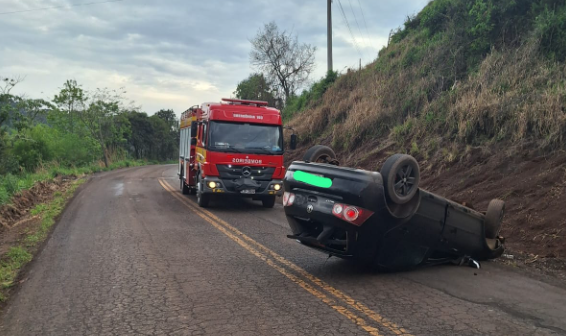 Condutor sai ileso após capotamento na Linha Santa Terezinha