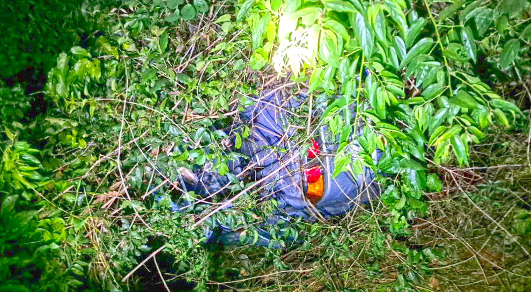 Capotamento deixa homem e mulher feridos após veículo despencar em barranco no Oeste de SC