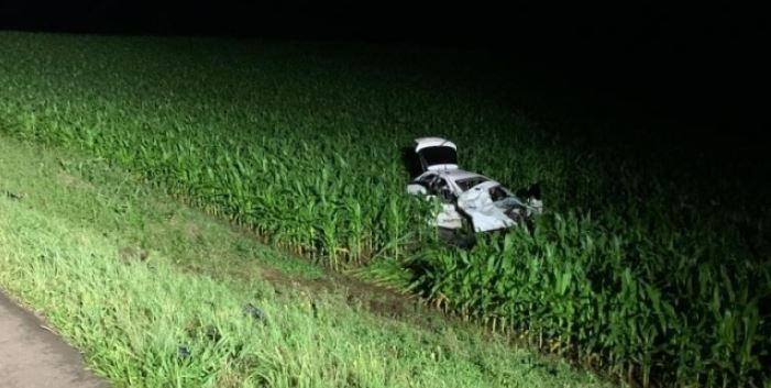 Carro vai parar em plantação após colisão contra caminhão na BR-282 em Faxinal dos Guedes