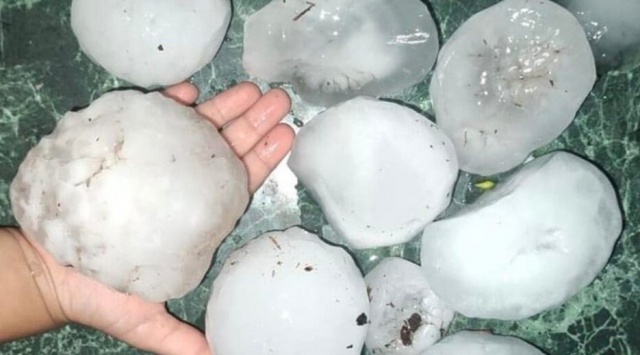 Granizo gigante assusta moradores na Argentina e imagens impressionam