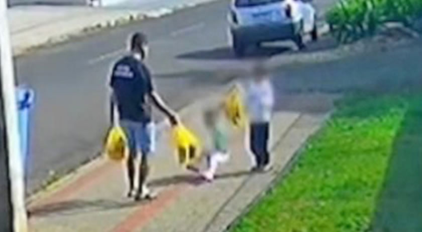 Homem que foi flagrado chutando a filha de 3 anos responderá ao processo em liberdade
