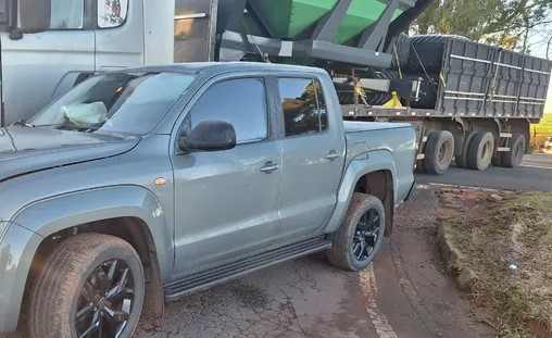 Colisão envolve camioneta e caminhão no trevo de acesso à Palma Sola na SC-305