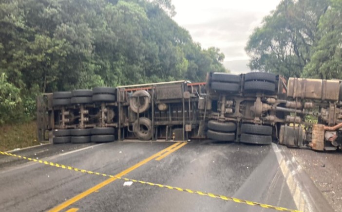 Carreta tomba e interrompe totalmente o trânsito na BR-282