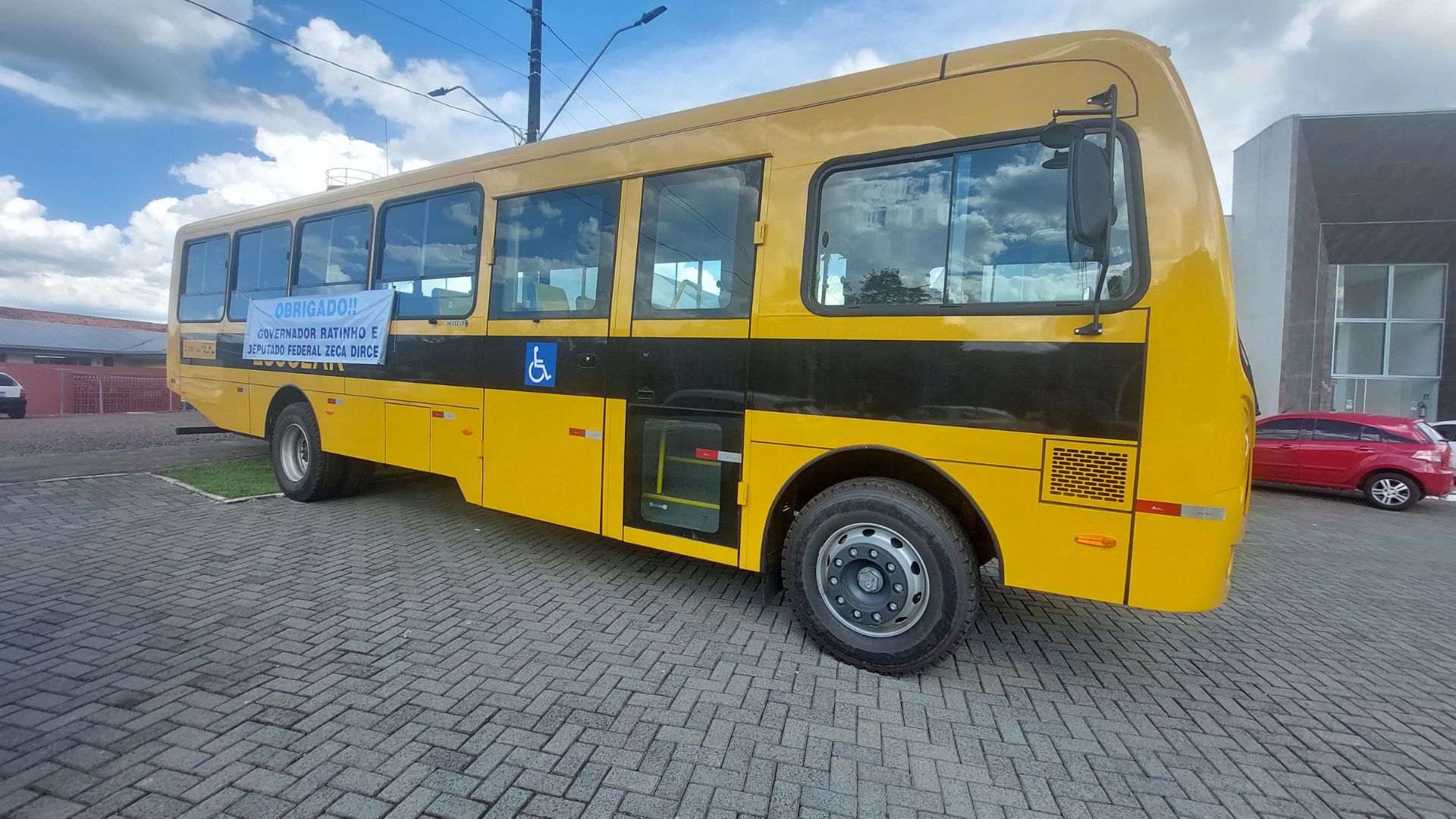 Educação avança com novo ônibus escolar  pelo Programa Caminho da Escola