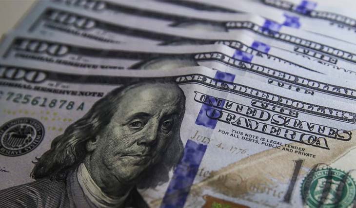 Dólar volta a fechar acima de R$ 4,90 com juros altos nos EUA