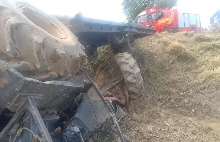 Agricultor morre após sair da pista e capotar trator no Vale do Itajaí
