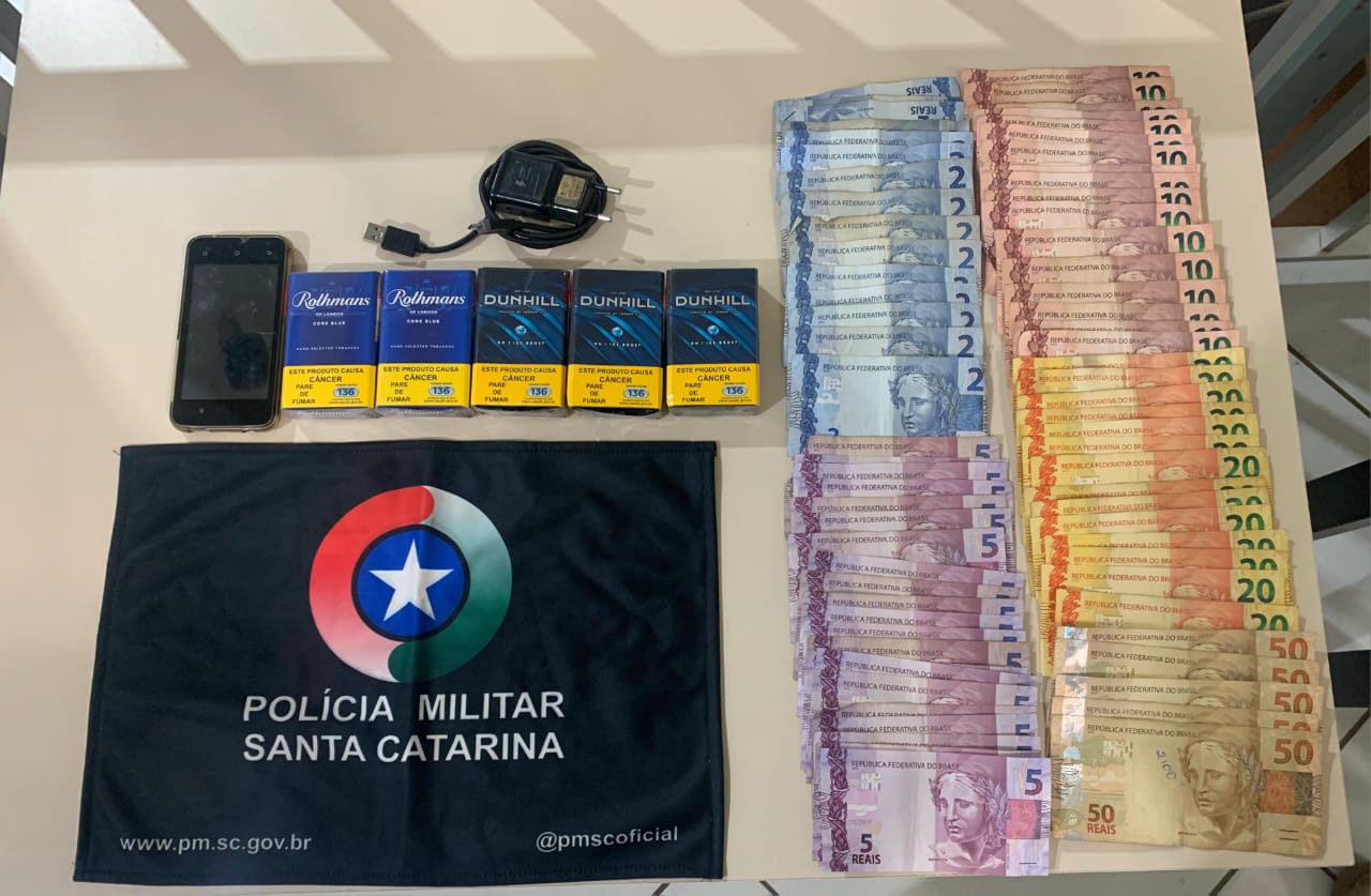 Dois homens são presos em menos de 10 minutos após assalto em posto de combustível