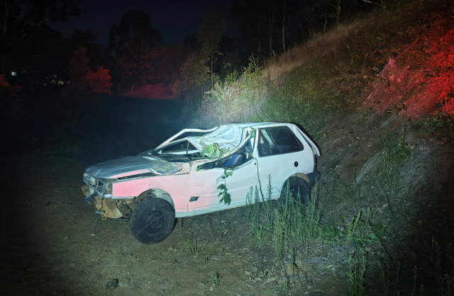 Carro com placas de São Miguel do Oeste sai da pista e capota na SC-305, em Anchieta